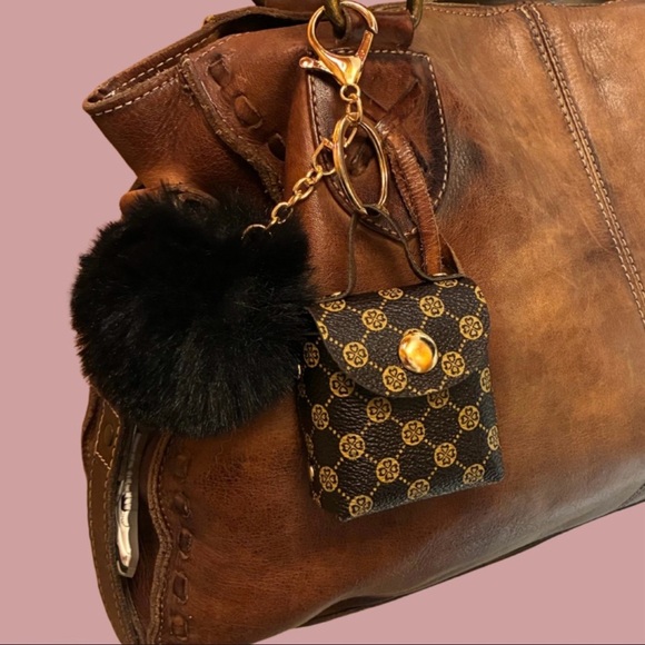 unknown Accessories - Chic AirPods Case Keychain w/ Pom Pom - Fits AirPods 1st & 2nd Gen